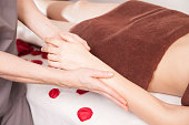 h%C3%A4nde-massage-im-spa-salon.jpg?b=1&