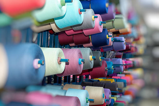 multicolored szpulę wątku w storehouse półki - textile industry textile wool textile factory zdjęcia i obrazy z banku zdjęć