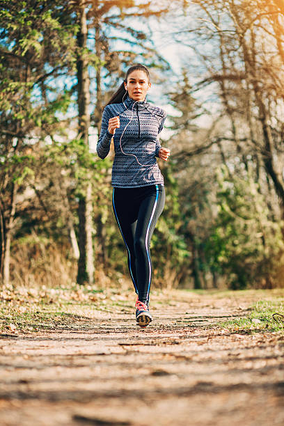 ausführen sportler im park - running track women running spring stock-fotos und bilder