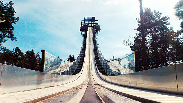 corrida de salto de esqui - ski jumping hill imagens e fotografias de stock