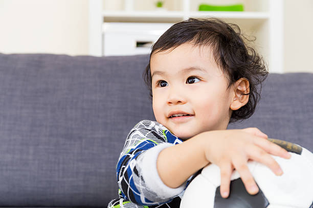 azjatycki dziecko chłopiec trzymając piłki nożnej - korea child baby asian culture zdjęcia i obrazy z banku zdjęć