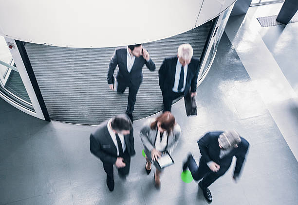 hora pico con las personas de negocios - lobby businessman office building built structure fotografías e imágenes de stock