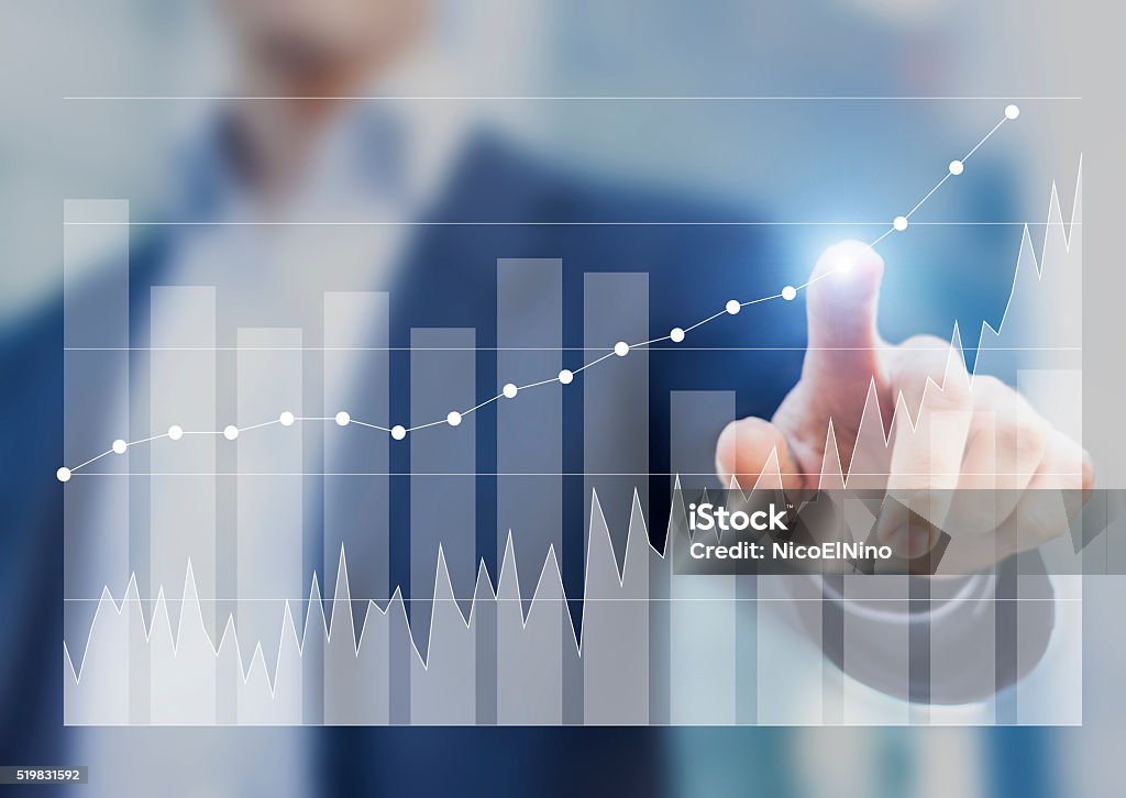 Experto hombre de negocios usando la inteligencia empresariales para boceto mucho éxito en el cuadro - Foto de stock de Gráfico de barras libre de derechos