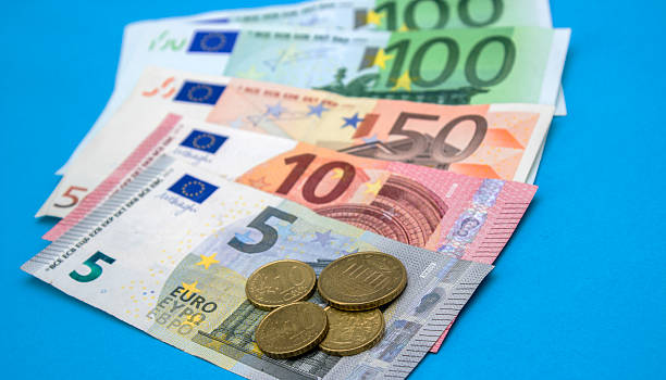 높은 각도 뷰-그룹-유로 banknotes - five euro banknote european union currency number 5 paper currency 뉴스 사진 이미지
