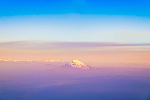 monte fuji bird " s vista dell'occhio, shizuoka in giappone. - volcano mt fuji autumn lake foto e immagini stock