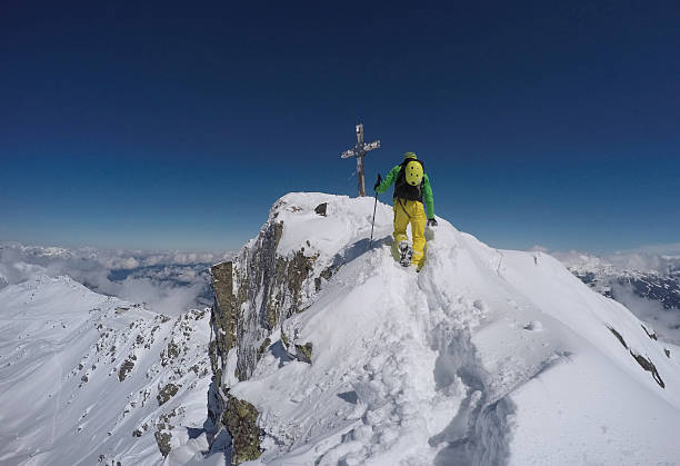escalada de montanha de inverno, hochfügen, áustria - summit cross imagens e fotografias de stock