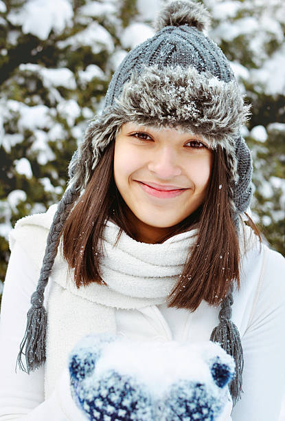 Hermosa adolescente Chica de raza mixta disfruta de invierno. - foto de stock