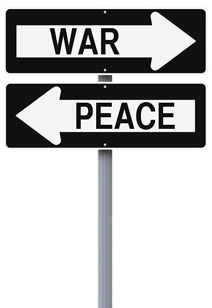 guerra o paz - conflict one way sign road sign fotografías e imágenes de stock