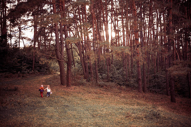 Coppia di foresta d'autunno per ragazzi - foto stock