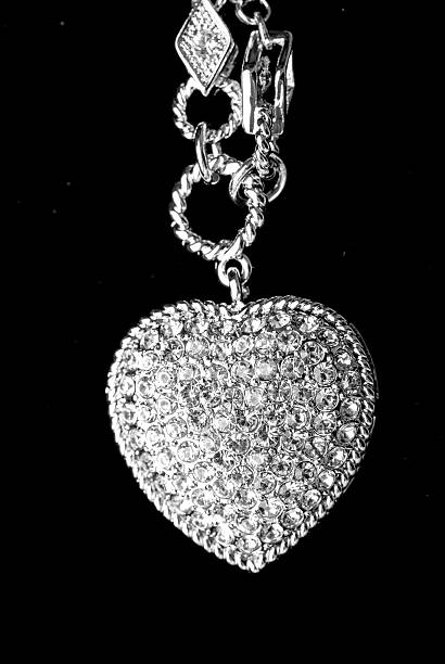ダイヤモンド付きハート型ペンダント - heart pendant ストックフォトと画像