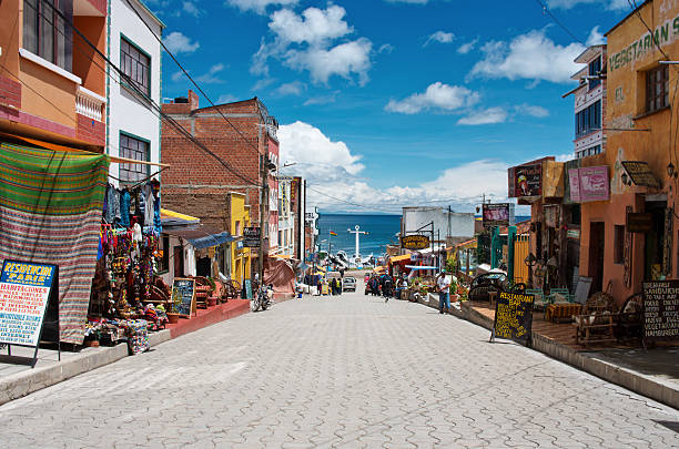 gente en la calle copacabana. - bolivia copacabana bolivian ethnicity lake titicaca fotografías e imágenes de stock