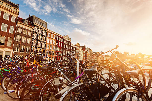 amsterdam, ville de canaux et une architecture magnifique, des fêtes - dam photos et images de collection