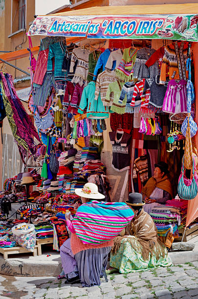 boliviano mujeres de copacabana. - bolivia copacabana bolivian ethnicity lake titicaca fotografías e imágenes de stock