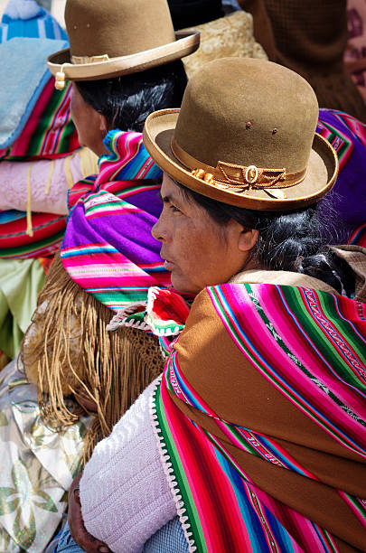 bolivianische frauen auf der straße copacabana. - bolivia copacabana bolivian ethnicity lake titicaca stock-fotos und bilder