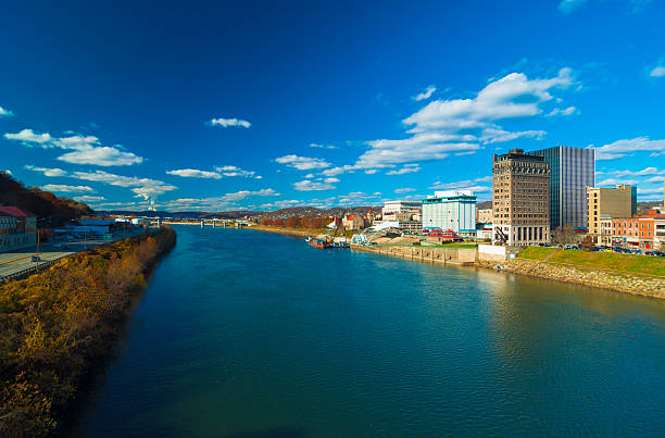 il charleston, west virginia skyline e del fiume durante l'autunno - kanawha foto e immagini stock