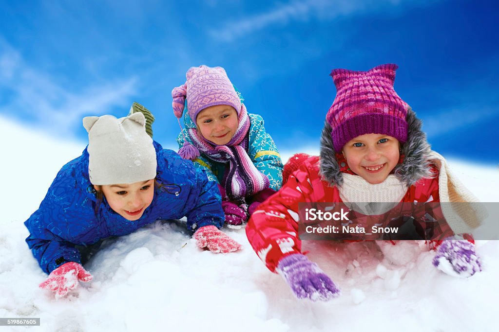 Diversión de invierno, nieve, happy children paseos en trineo en invierno tiempo - Foto de stock de Abrigo de invierno libre de derechos