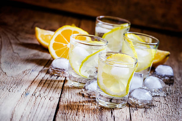 vodka russa freddo con limone e ghiaccio in vetro girato - russian shot foto e immagini stock