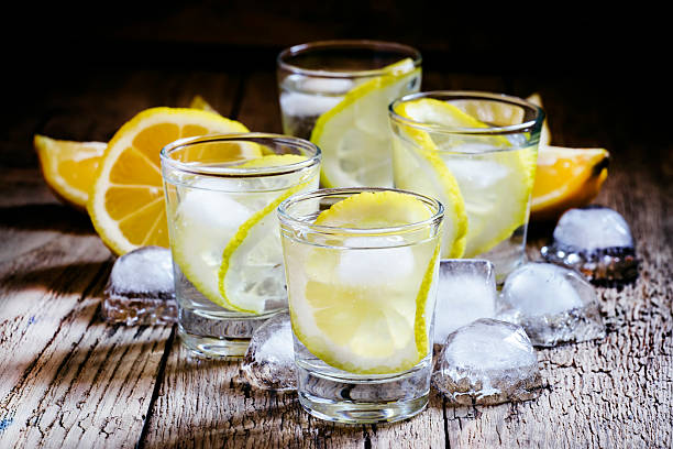 vodka russa freddo con limone e ghiaccio in vetro girato - russian shot foto e immagini stock