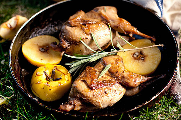 жареный quaisl с айвой - meat quail game meat skillet стоковые фото и изображения
