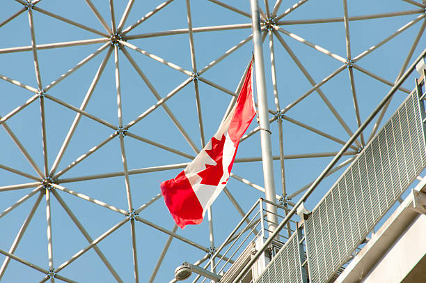 biosfera di montreal-bandiera-canada - dome montreal geodesic dome built structure foto e immagini stock