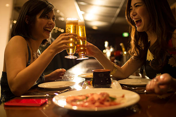 여자대표 즐길 수 있는 태번에서 맥주 - champagne toast wine restaurant 뉴스 사진 이미지