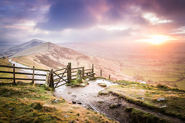 istock Sunrise on The Great Ridge in the Peak District, England 519889291