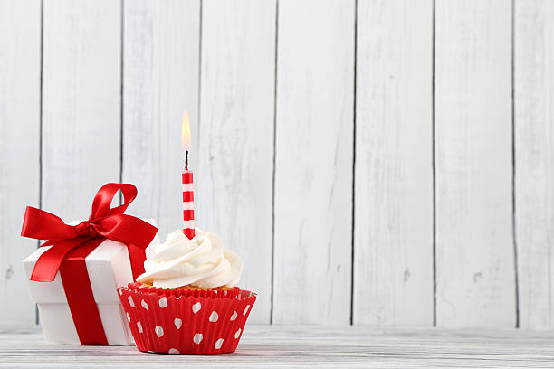 cumpleaños magdalena con glaseado - ribbon nobody cupcake celebration fotografías e imágenes de stock