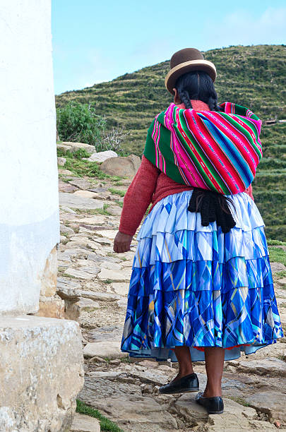 bolivianische frauen in traditioneller kleidung auf der straße. - bolivia copacabana bolivian ethnicity lake titicaca stock-fotos und bilder