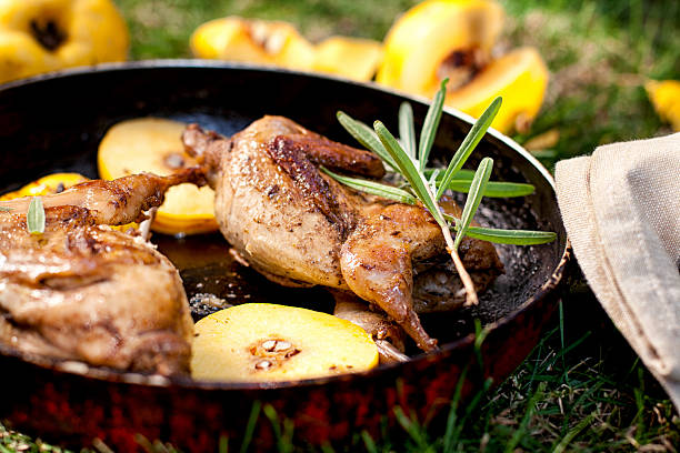 жареный quails с айвой - meat quail game meat skillet стоковые фото и изображения