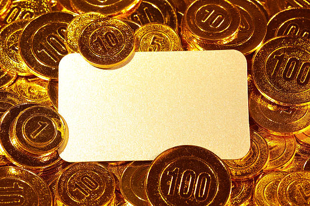 papel e cartão kraft branqueados postal em moedas de ouro velho - capital letter flash imagens e fotografias de stock