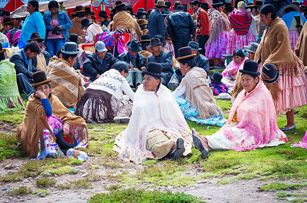 bolivianische frauen in traditioneller kleidung auf der straße - bolivia copacabana bolivian ethnicity lake titicaca stock-fotos und bilder