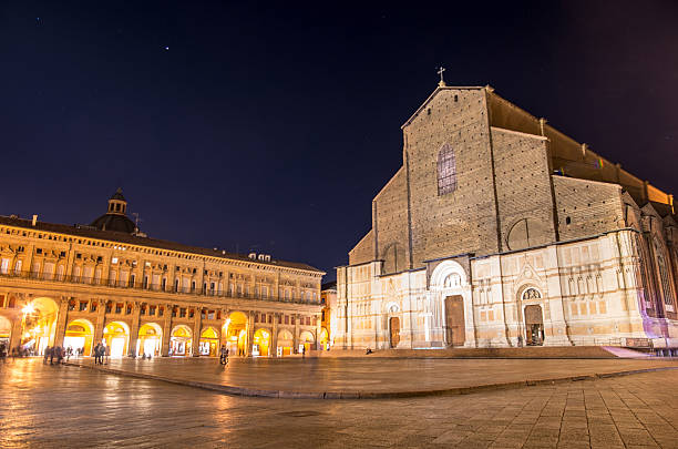 istock Bologna night in Piazza Maggiore 519891226