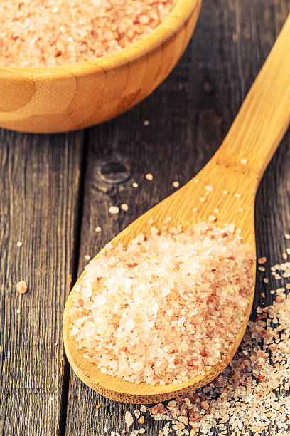 гималайская соль на старый деревянный стол. - salt ingredient rough food стоковые фото и изображения