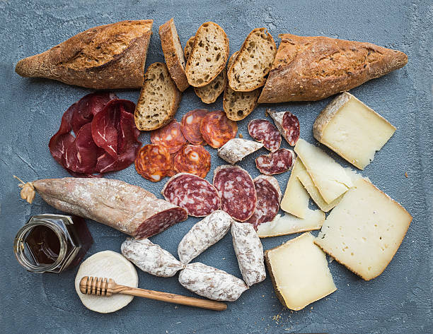 aperitivo de queso y carne o de un refrigerio de selección de vinos. variedad - cheese still life tray french cuisine fotografías e imágenes de stock