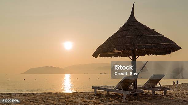 Las Camas Solares Sombrilla De Playa Y El Sol Suave Foto de stock y más banco de imágenes de Agua