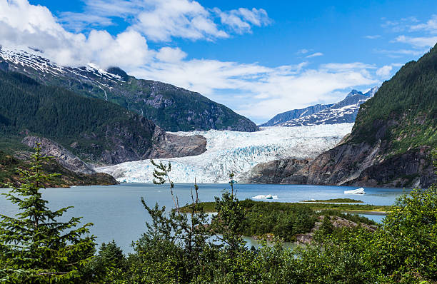 glaciar de mendenhall y lago en juneau, alaska, ee.uu. - glaciar de mendenhall fotografías e imágenes de stock