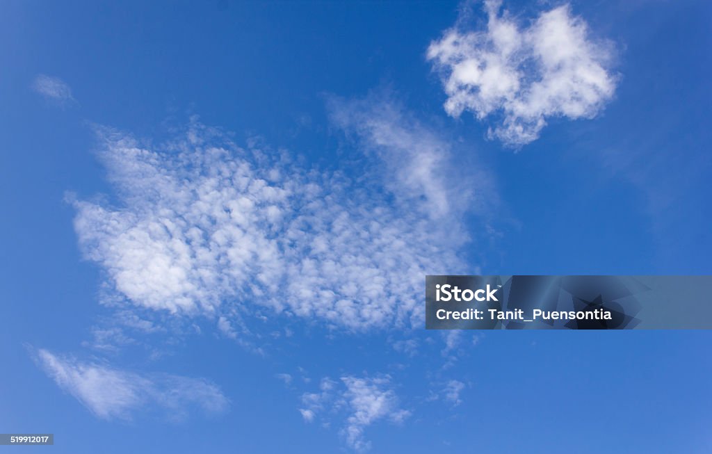 nubes en el cielo azul - Foto de stock de Aire libre libre de derechos