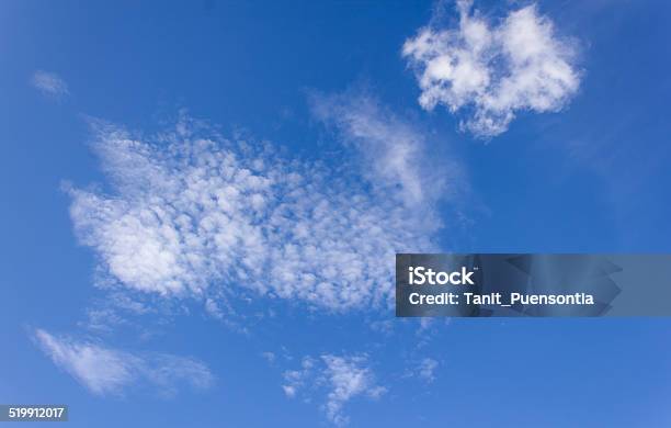 Nubes En El Cielo Azul Foto de stock y más banco de imágenes de Aire libre - Aire libre, Azul, Belleza de la naturaleza