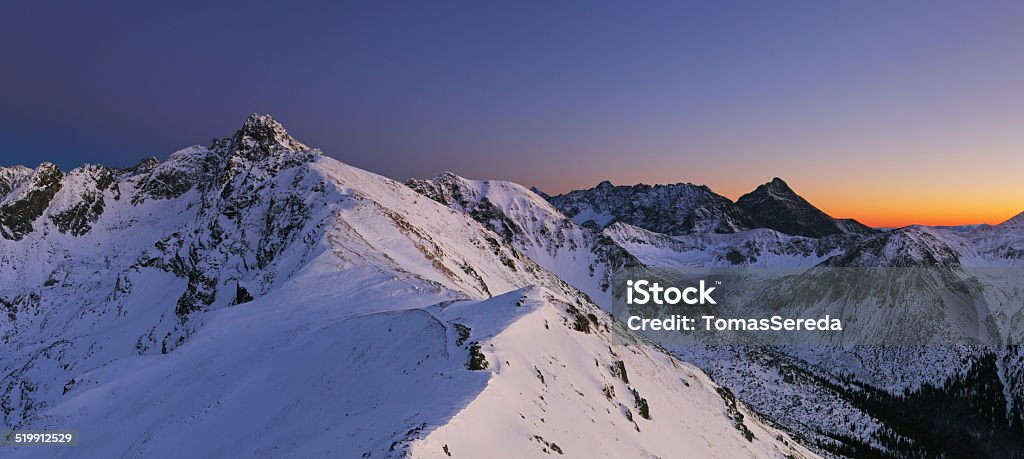 La noche de las montañas-Tatras en invierno - Foto de stock de Aire libre libre de derechos