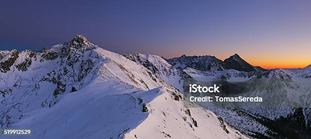 La Noche De Las Montañastatras En Invierno Foto de stock y más banco de imágenes de Aire libre - Aire libre, Alpes Europeos, Anochecer