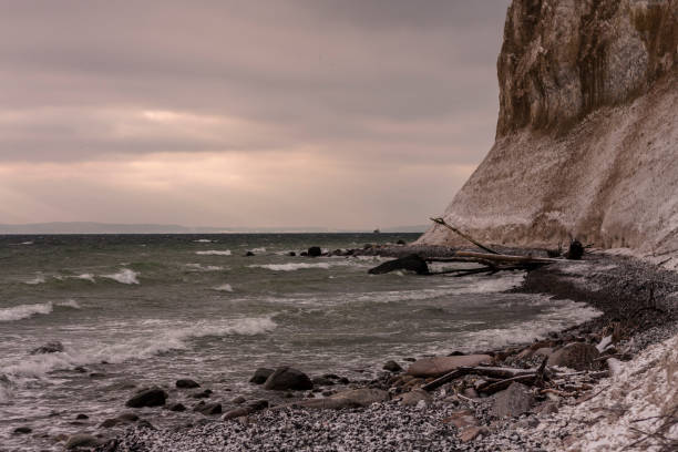 neve praia no mar do norte - rugen island baltic sea germany white cliffs - fotografias e filmes do acervo