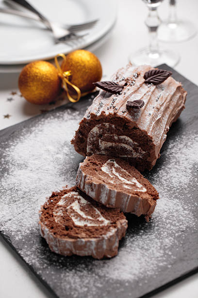 케이크를 yule 로그 크리스마스 표 - food close up sweet bun dessert 뉴스 사진 이미지