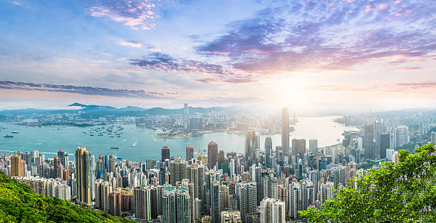 hermoso amanecer sobre el puerto de victoria - hong kong city urban scene building exterior fotografías e imágenes de stock