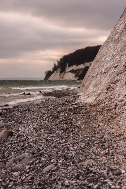 neve praia no mar do norte - rugen island baltic sea germany white cliffs - fotografias e filmes do acervo