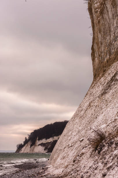 neve praia no mar do norte - rugen island baltic sea germany white cliffs - fotografias e filmes do acervo