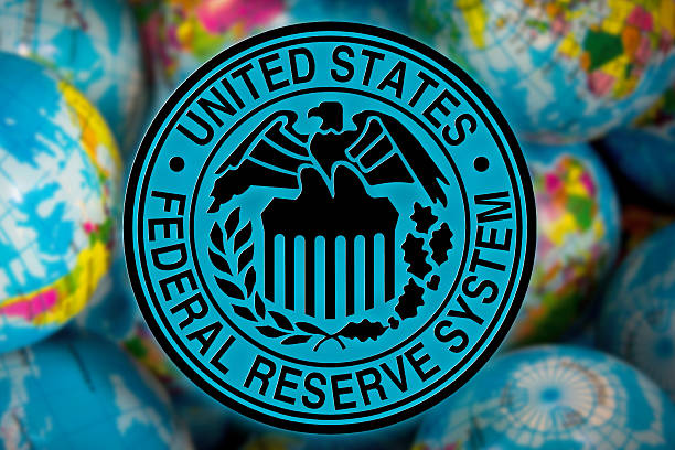 федеральная резервная система соединенных штатов system) обозначением (после еды) на глобус фоне - federal reserve стоковые фото и изображения