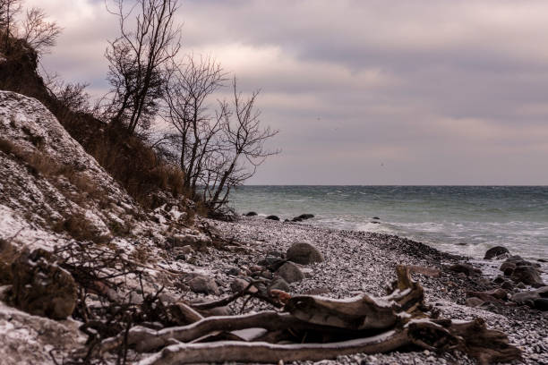 neve praia no mar do norte - rugen island baltic sea germany white cliffs - fotografias e filmes do acervo