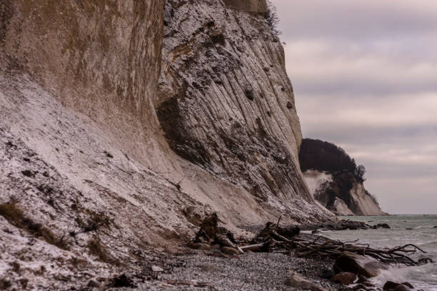 neve praia no mar do norte - rugen island baltic sea germany white cliffs - fotografias e filmes do acervo