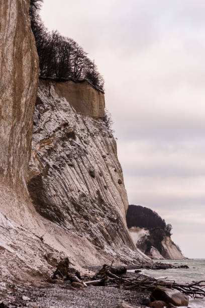 neve praia no mar do norte - rugen island baltic sea germany white cliffs - fotografias e filmes do acervo