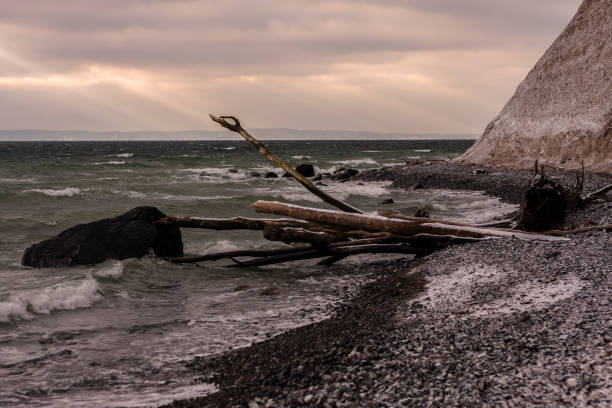 neve praia no mar do norte - rugen island baltic sea germany white cliffs - fotografias e filmes do acervo